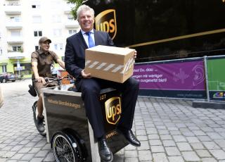 Der Münchner OB Dieter Reiter erprobt ein UPS-Lastenfahrrad, gesteuert von Marcello Succu (Foto: Haag) Der Münchner OB Dieter Reiter erprobt ein UPS-Lastenfahrrad, gesteuert von Marcello Succu (Foto: Haag)