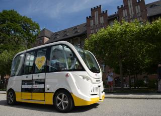 Fahrerlos fahrender elektrisch angetriebene Kleinbus | © Charité/Peitz Fahrerlos fahrender elektrisch angetriebene Kleinbus | © Charité/Peitz