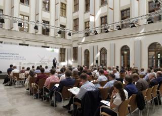 Öffentliches Fachgespräch zum ÖPNV im Lichthof des Bundesumweltministeriums | © W. Borrs Öffentliches Fachgespräch im Lichthof des BMU