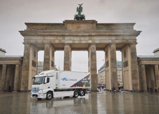 Mercedes Benz E-Actros vor dem Brandenburger Tor | © Daimler Mercedes Benz E-Actros vor dem Brandenburger Tor